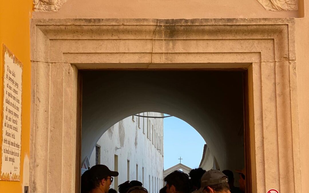 Giovani pellegrini alla Montagna Spaccata: un giorno di preghiera e amicizia nel segno del Giubileo