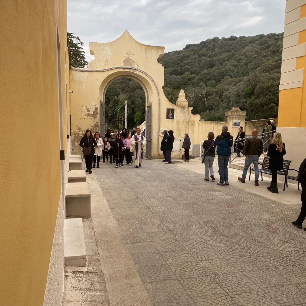 La parrocchia di San Carlo di Gaeta in pellegrinaggio al Santuario della SS. Trinità