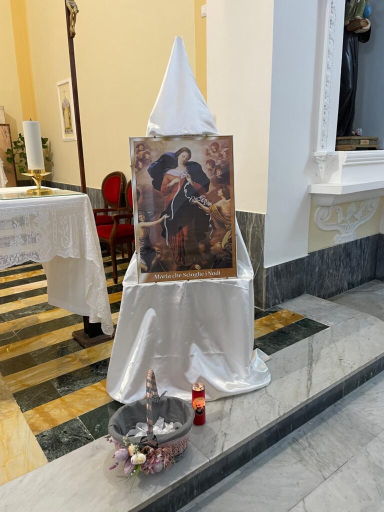 Quadro di Maria che Scioglie i Nodi esposto durante l'itinerario estivo presso il Santuario della Santissima Trinità di Gaeta.
