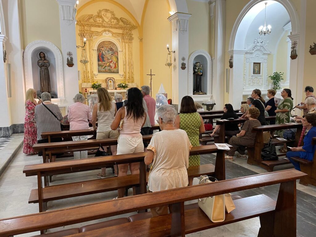Partecipanti all'incontro dell'itinerario estivo "I Nodi di Maria" presso il Santuario della Santissima Trinità di Gaeta.