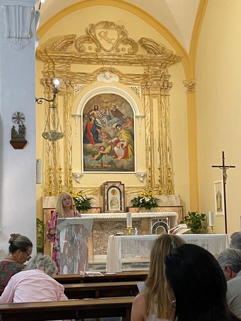 La teologa Enrichetta Cesarale di fronte l'abside della chiesa della SS. Trinità di Gaeta