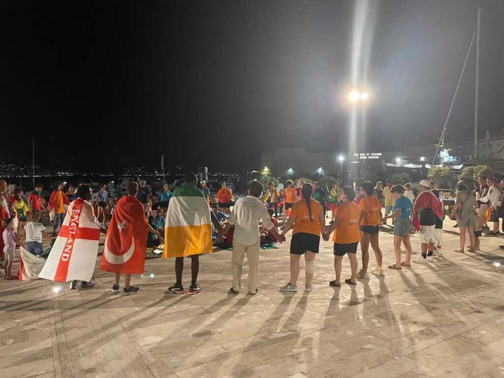 L'11 agosto il campo di animazione PIME di Ducenta ha portato sul lungomare di Gaeta lo spettacolo conclusivo dedicato a fede, missione e solidarietà .